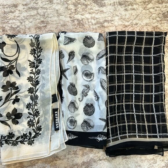 Three black and white silk or polyester square scarves - Picture 10 of 10